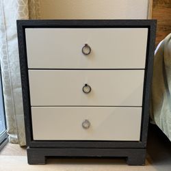 A Set Of Two Villa & House 3-Drawers Gray Oak Wood Nightstand