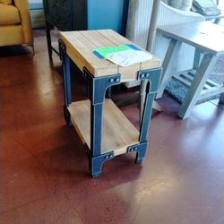 Great Looking End Table Or Nightstand Normally $239
