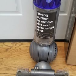 NEW cond DYDPM VACUUM WITH COMPLETE ATTACHMENTS    ,AMAZING SUCTION.  , WORKS EXCELLENT  , IN THE BOX 