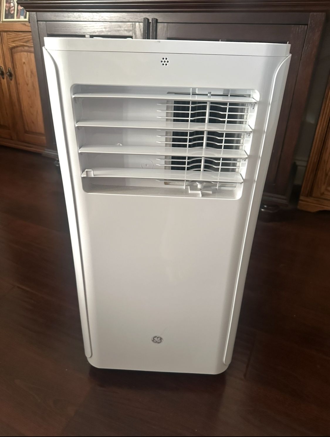 GE Stand Up, Portable AC UNIT. Has Wheels, Window Vented