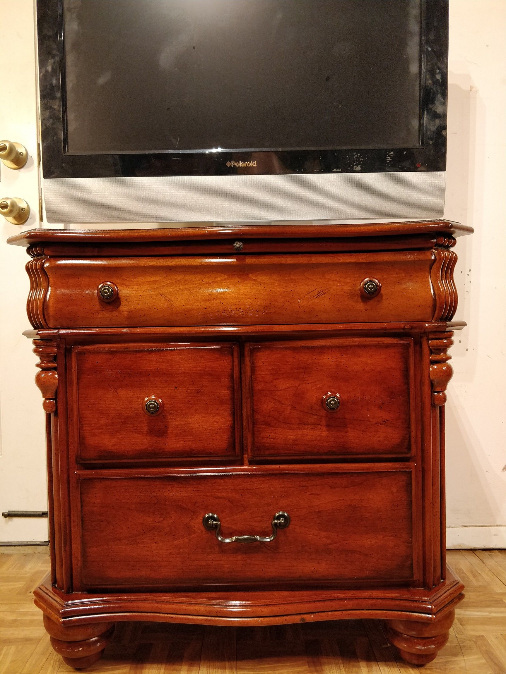 Like new solid wood AMERICAN SIGNATURE table/ dresser with 4 drawers, shelf and adjustable legs in great condition,