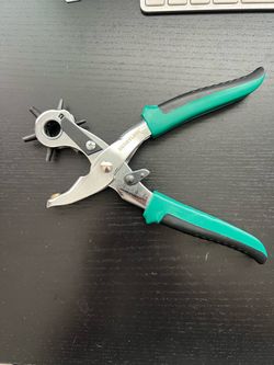 Belt hole punch