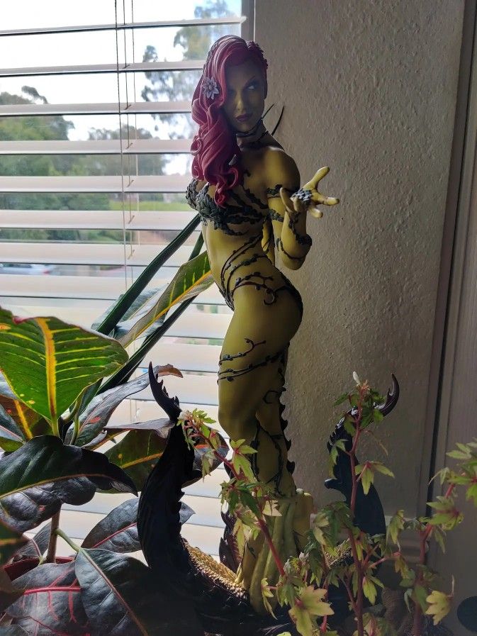 Poison Ivy Sideshow Statue