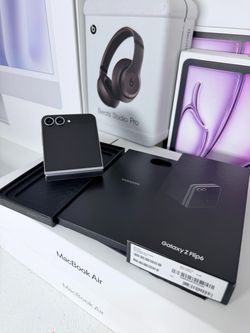 Samsung ZFlip6 128GB Unlocked Mint Condition