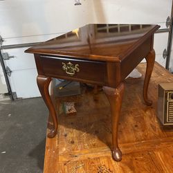 Thomasville Vintage End Table Great Condition 