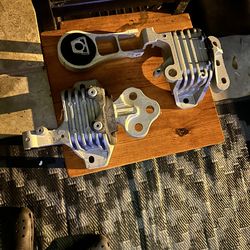 2015 Chrysler 200 motor and transmission mounts