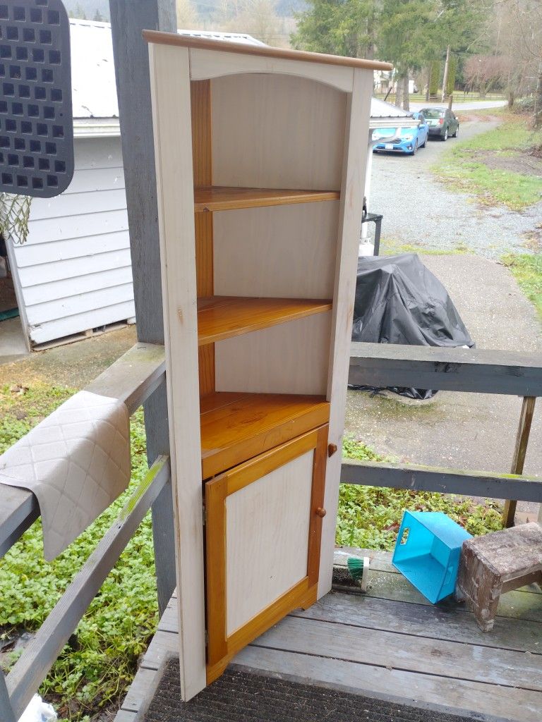 **FREE CORNER SHELF**