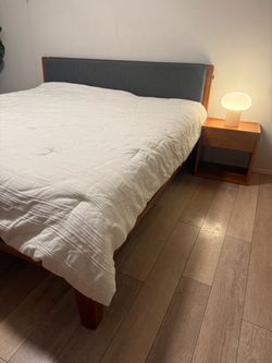 King Thuma bed with PillowBoard (Walnut)