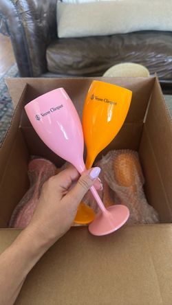 12 Veuve Clicquot reusable champagne glasses