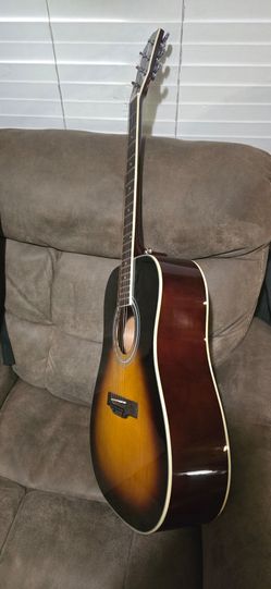 GUITARRA ACOUSTICA TAMAÑO GRANDE, ESTA EN MUY BUENAS CONDICIONES $120 ,O MEJOR OFERTA