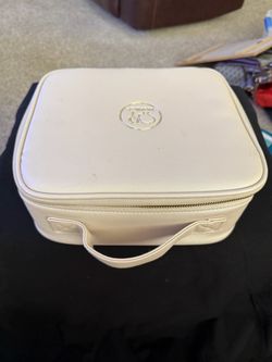 Cream Travel Makeup Case with Built-In LED Light-Up Mirror & Charger