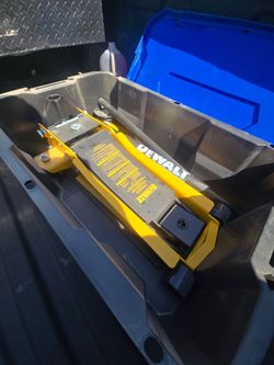 3 ton dewalt jack (used once)