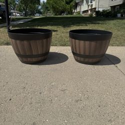 2 Planter Pots 