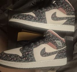NEW JORDAN MID SE SIZE 6.5Y