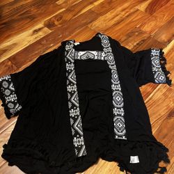 Women’s black pattern umgee brand kimono cardigan. Size small/medium