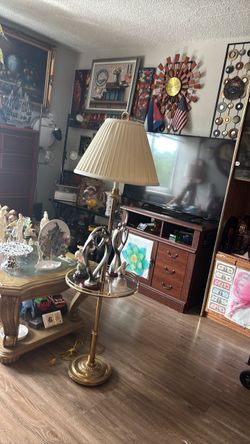 Lámpara de mesa. Y ctitar $30