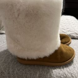 Women’s Boots With Faux Fur