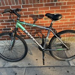 TREK 3700 MOUNTAIN BIKE FRAME:18" WHEELS 26" BLACK/GREEN