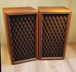 Vintage Radio Shack Nova 7B Wood Speakers  Great Look and Sound!