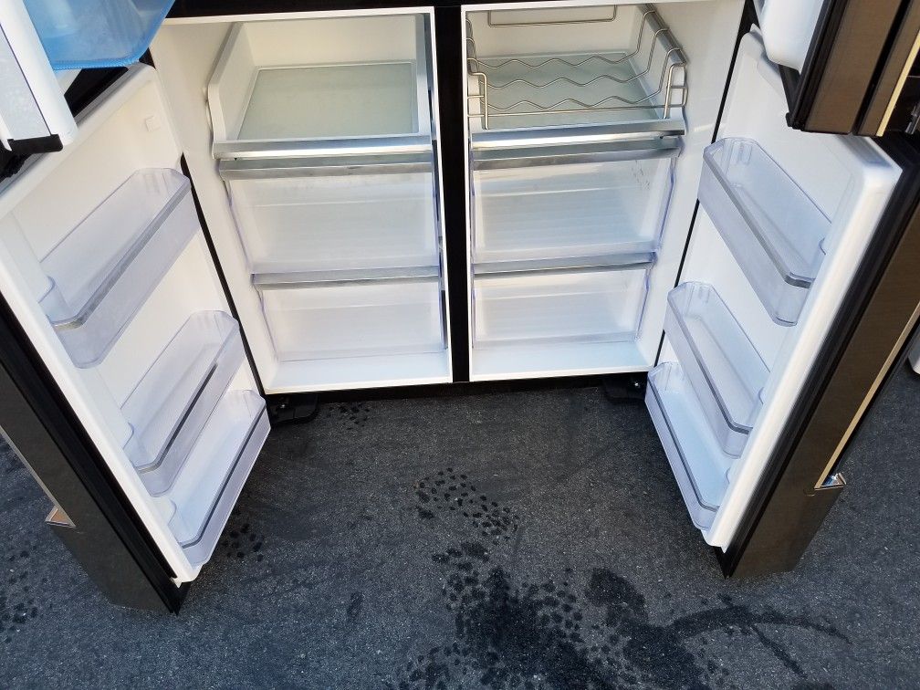 like new Samsung black stanless refrigerator