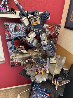 Soundwave transformers statue