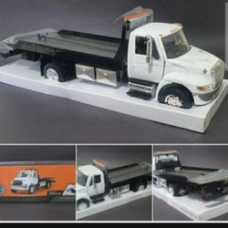 International Durastar 4400 Flatbed Tow Truck 1:24 Scale 