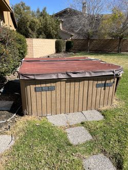 7 X 7’ Spa Need Some Skirting But In Perfect Shape Works Great Need To Cover