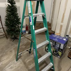 6FT (10FT 4IN MAX SAFE REACH HEIGHT) TYPE II 225LB LOAD CAPACITY FIBERGLASS STEP LADDER FS206