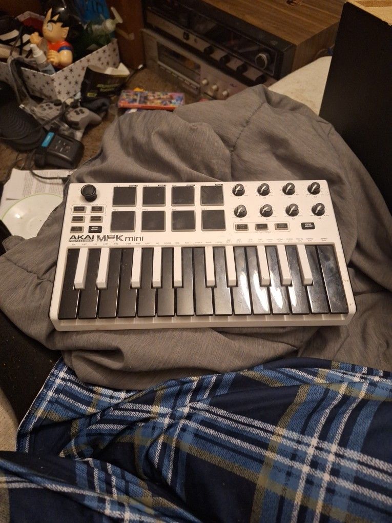 AKAI MPK mini ( Light Use abit dirty)