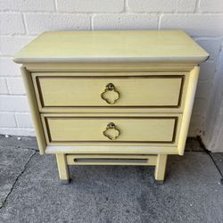 Nightstand/ Side Table in Excellent Condition 