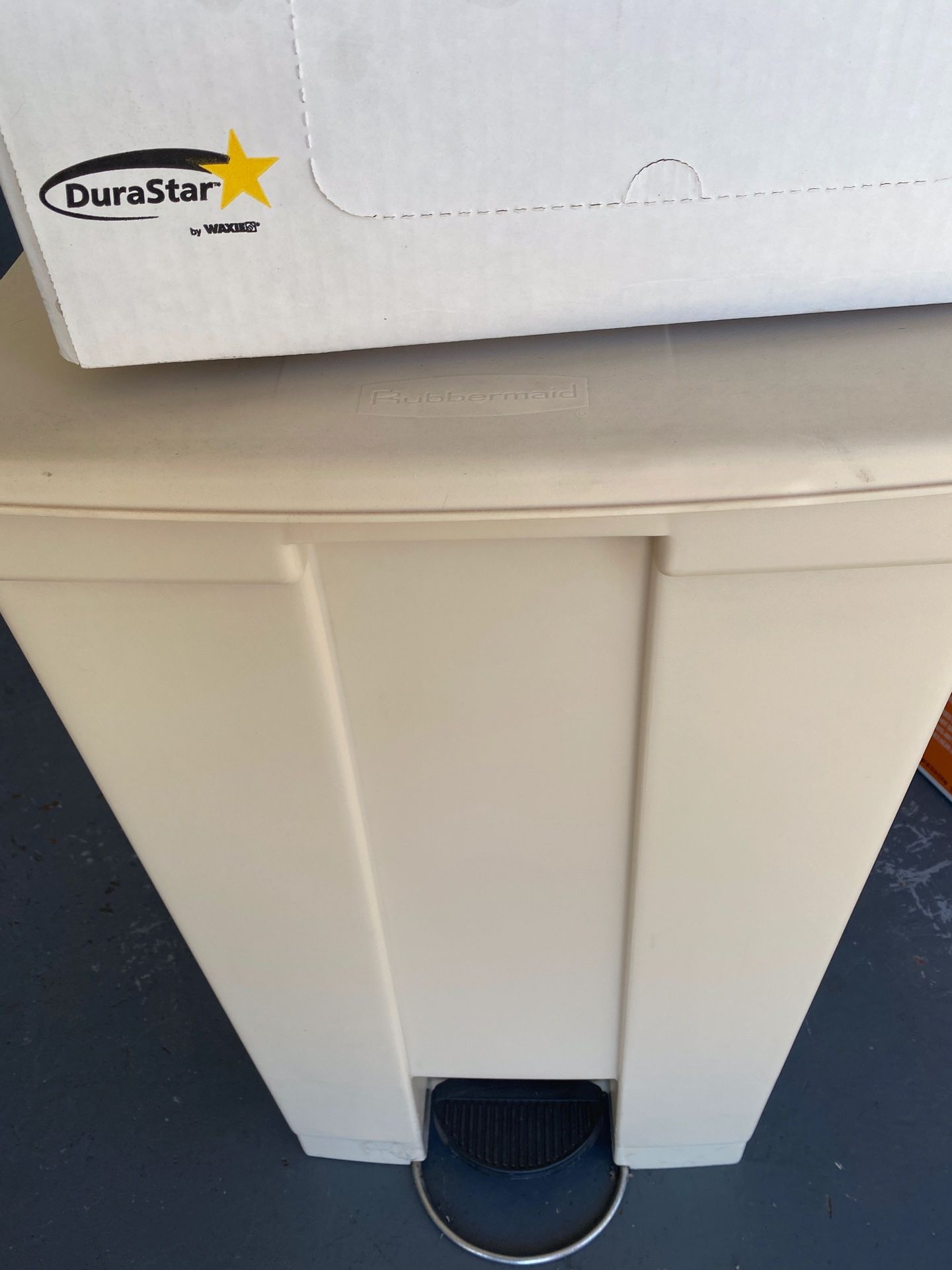 Large Rubbermaid trash bin (includes case of trash bags) Business equipment