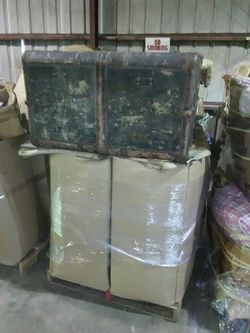 Trunk & assorted Yardsale merchandise