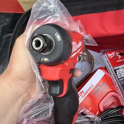 Milwaukee M12 “1/4” Hex Impact Driver Kit Comes With 5.0Ah High Output Battery, Charger And Bag 