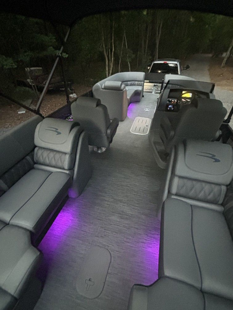 2023 Bennington Lxsr24