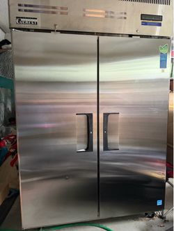 2022 Everest Commercial 2-Door Reach-In Refrigerator (Model: ESR2) - $2,900