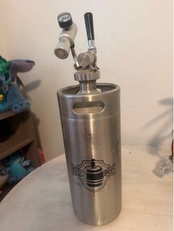Beer keg container