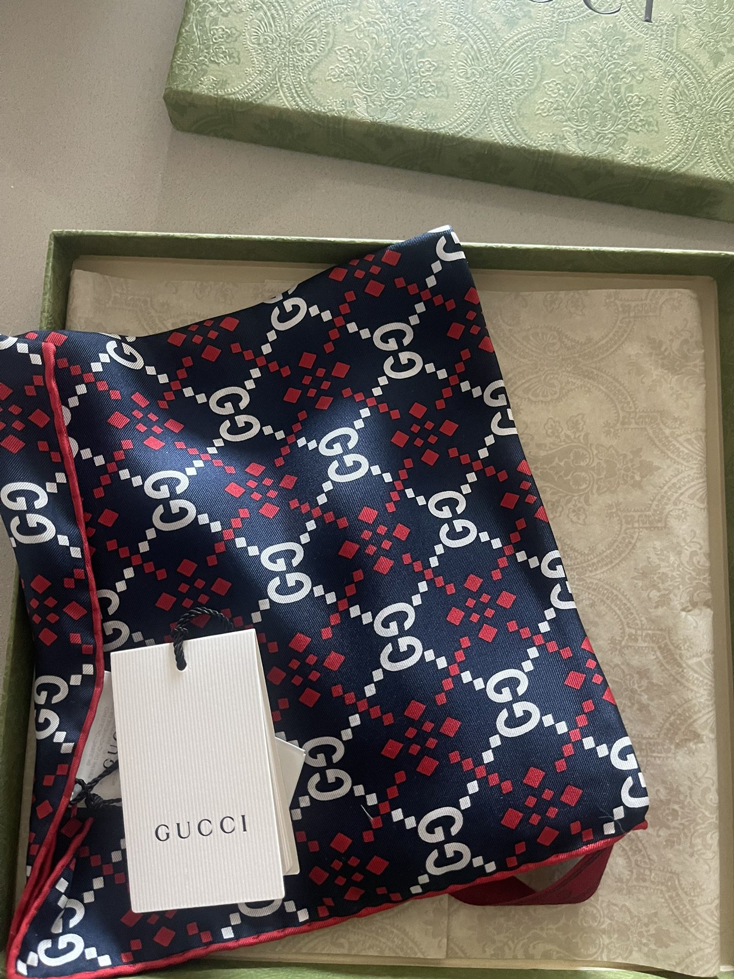 Gucci pocket Square 