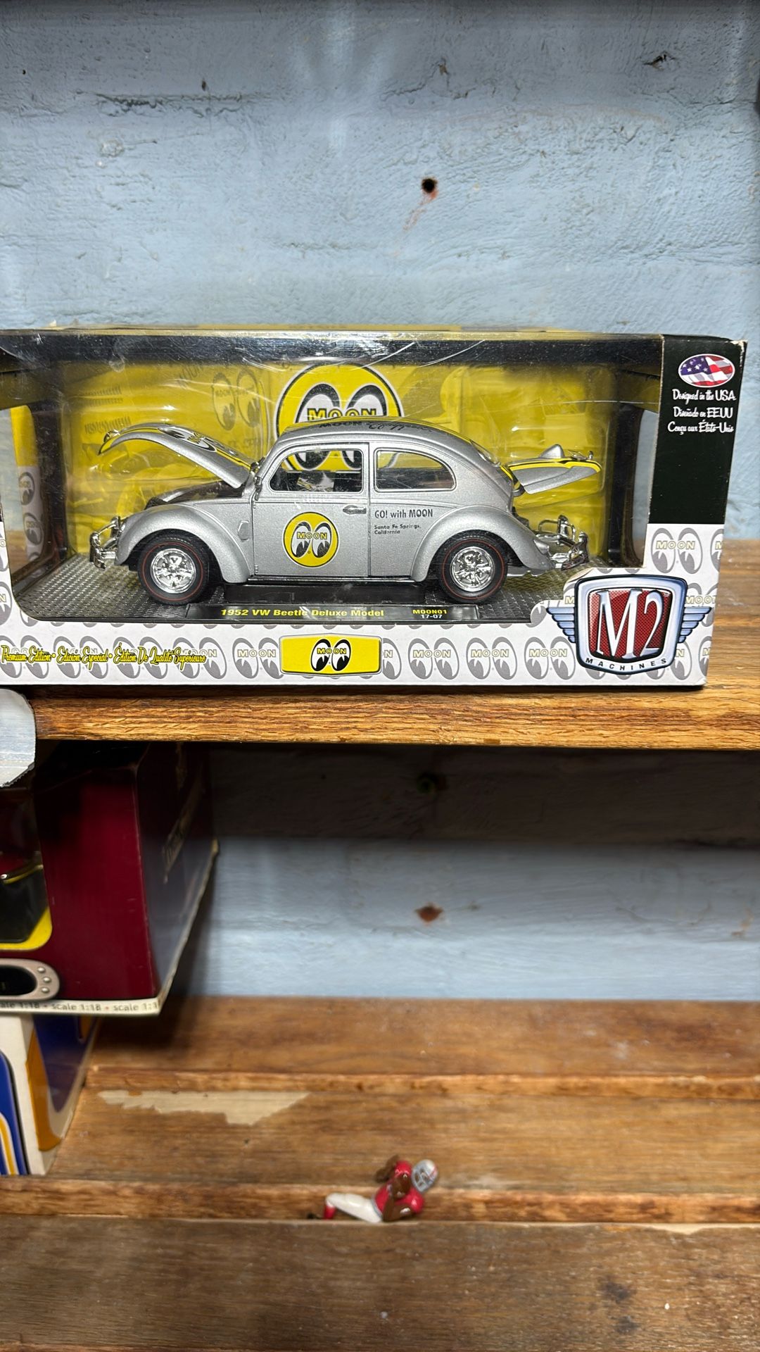 M2 MACHINES MOON EQUIPPED 1952 VW BEETLE DELUXE MODEL MOONEYES 1:24 1/3000