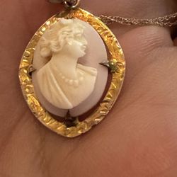 Vintage 10k Solid Gold Cameo And Chain, Total Weight 2.14 Grams 