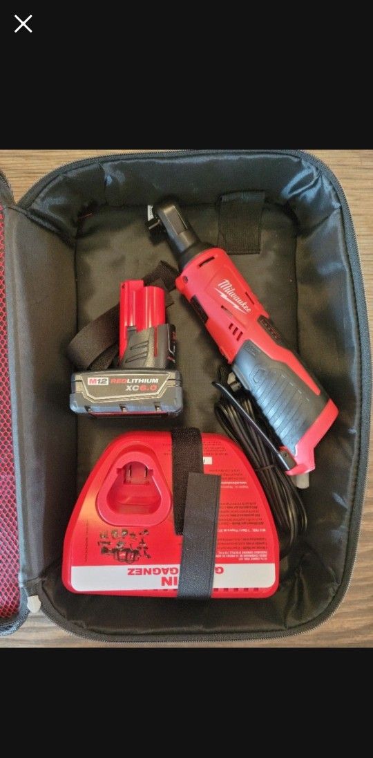 Milwaukee M12 3/8 Ratchet W/4.0 Battery & Charger 