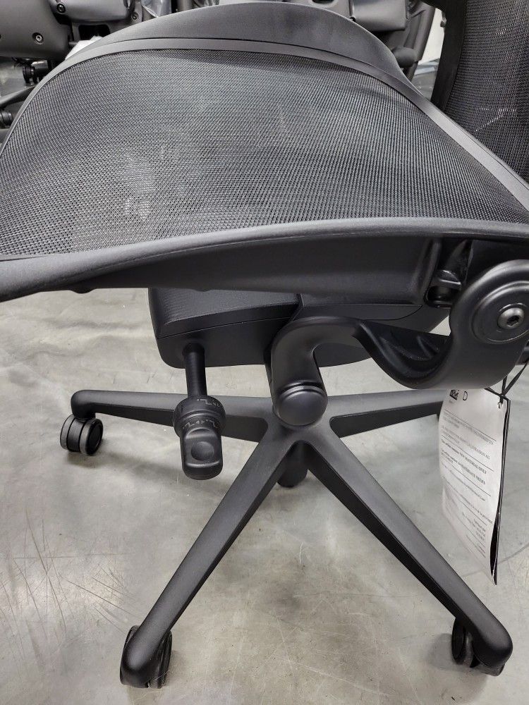 BRAND NEW HERMAN MILLER REMASTERED AERON SIZE B ONYX COLOR POSTURE-FIT SL