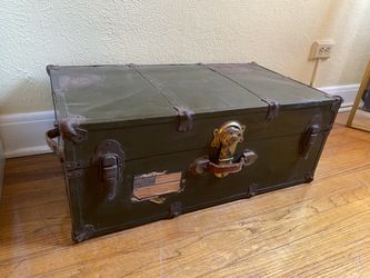 Medium Flat Top Steamer Trunk