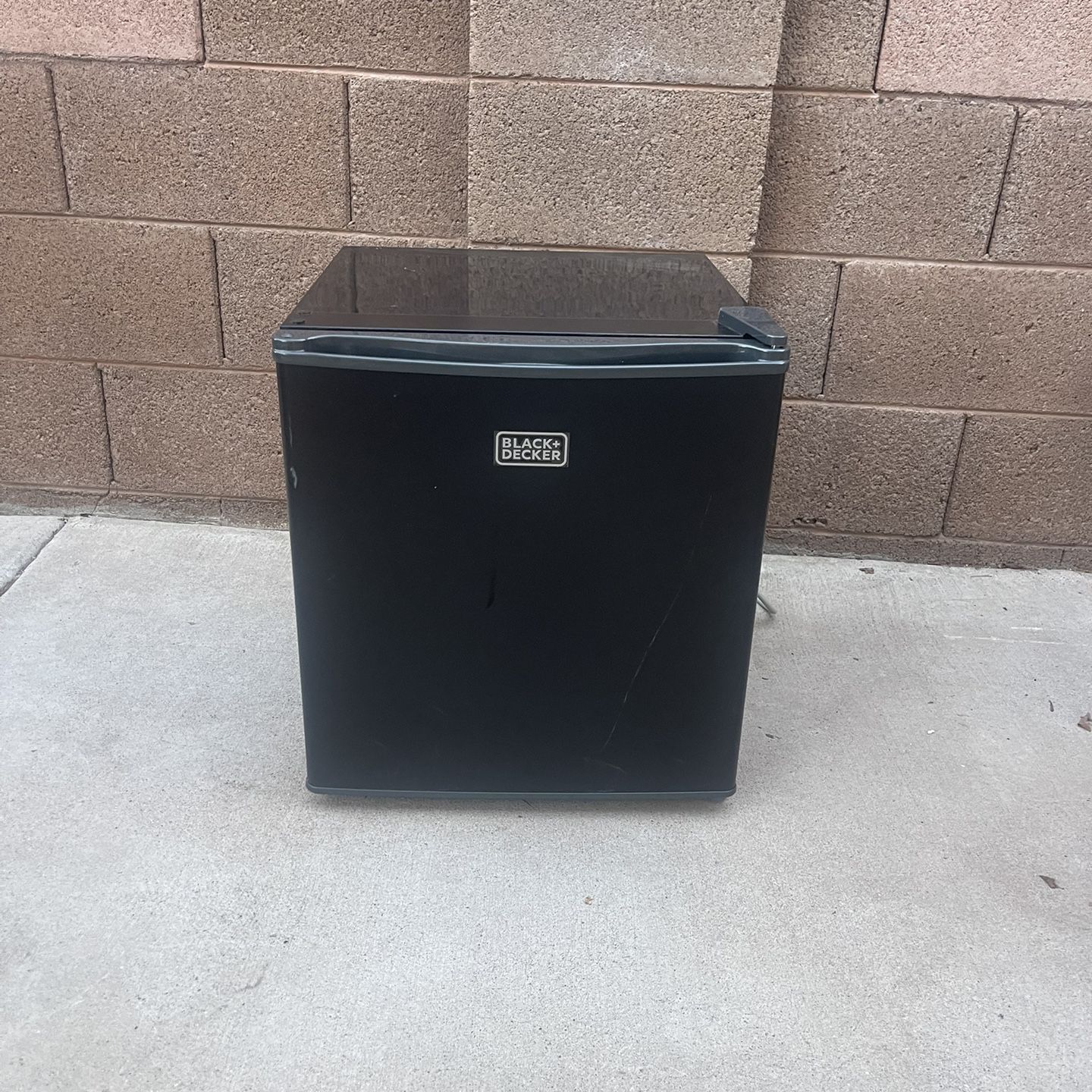 Mini Fridge Black and Decker for Sale in Glendale, AZ - OfferUp