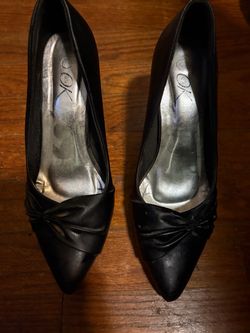 Black Pointed-Toe Heels with Knot Detail
