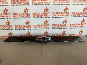 2018 traverse rear trim tailgate molding w/cameras CHEAP original 2021✅