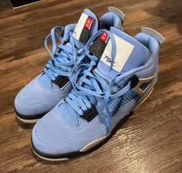 Air Jordan 4 “University Blue” size 9