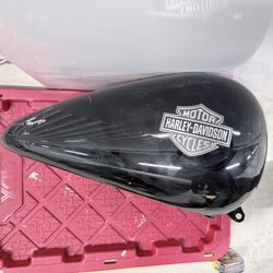 OEM Harley-Davidson Fuel Tank - Vivid Black - Softail / Touring / Road - $150 (Secaucus, NJ)