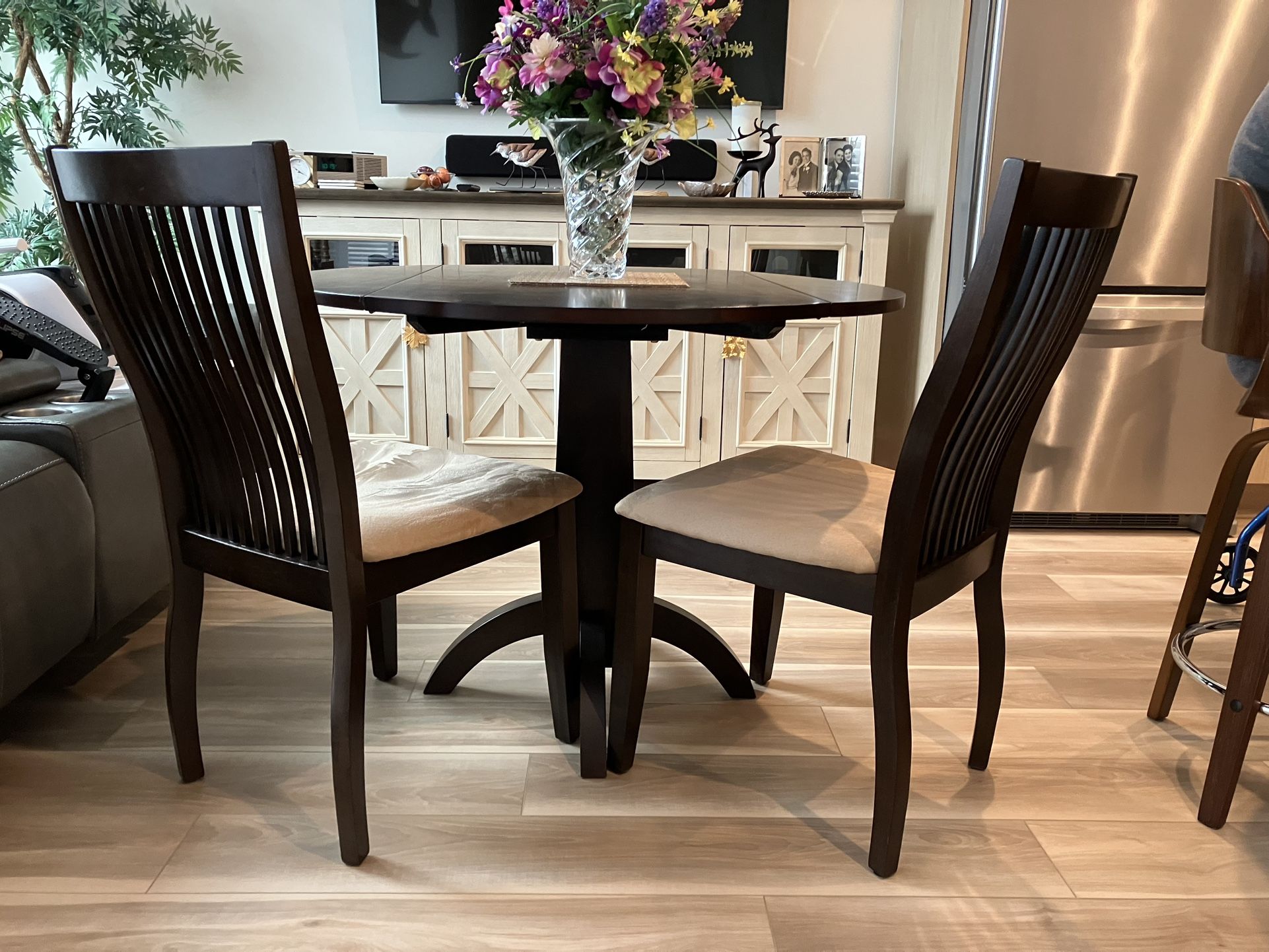 Table/chairs