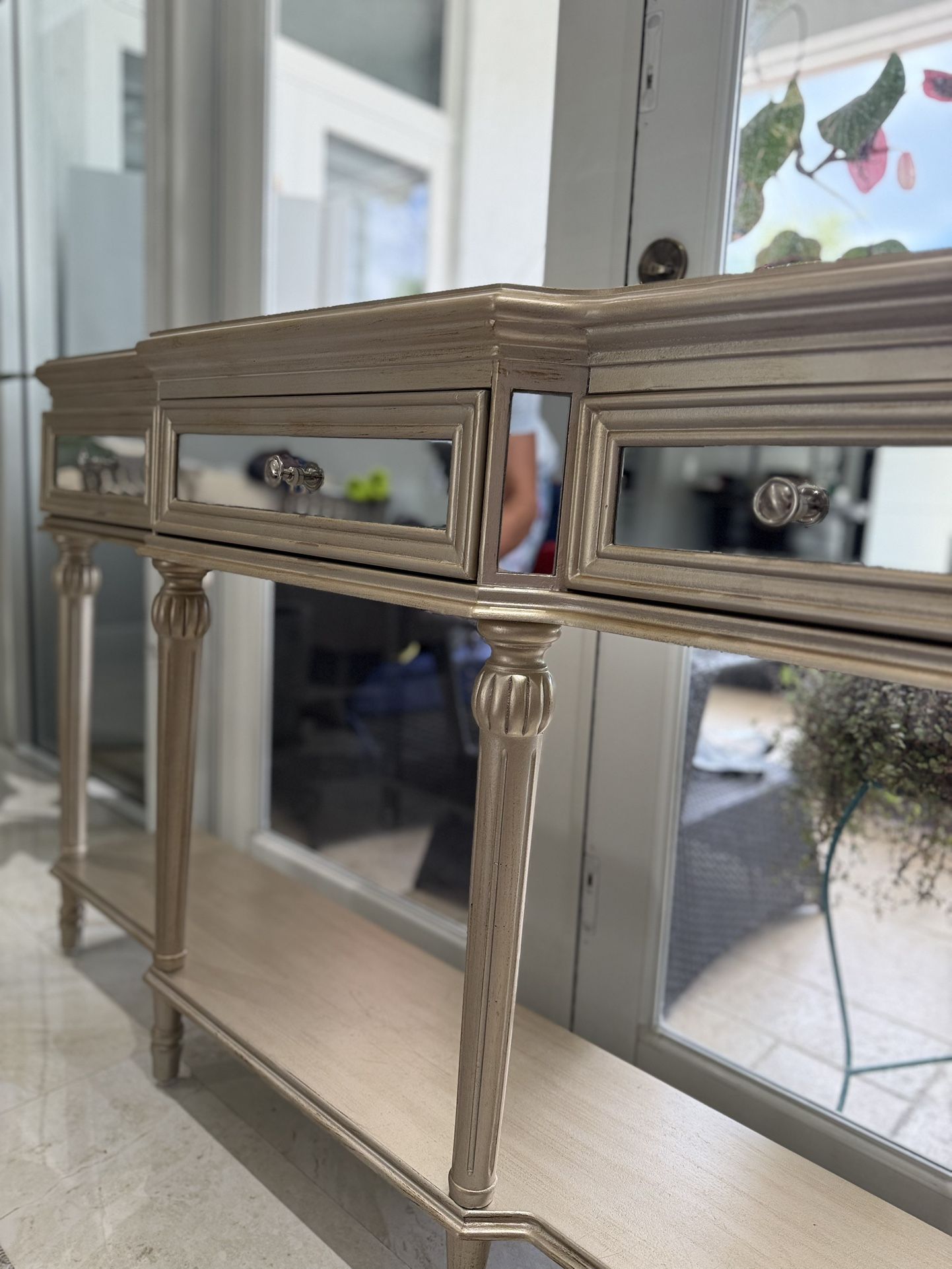 Elegant Mirrored Console Table with Drawers - Antique Gold Finish! / Mesa Consola Espejada Elegante con Cajones - Acabado en Oro Antig