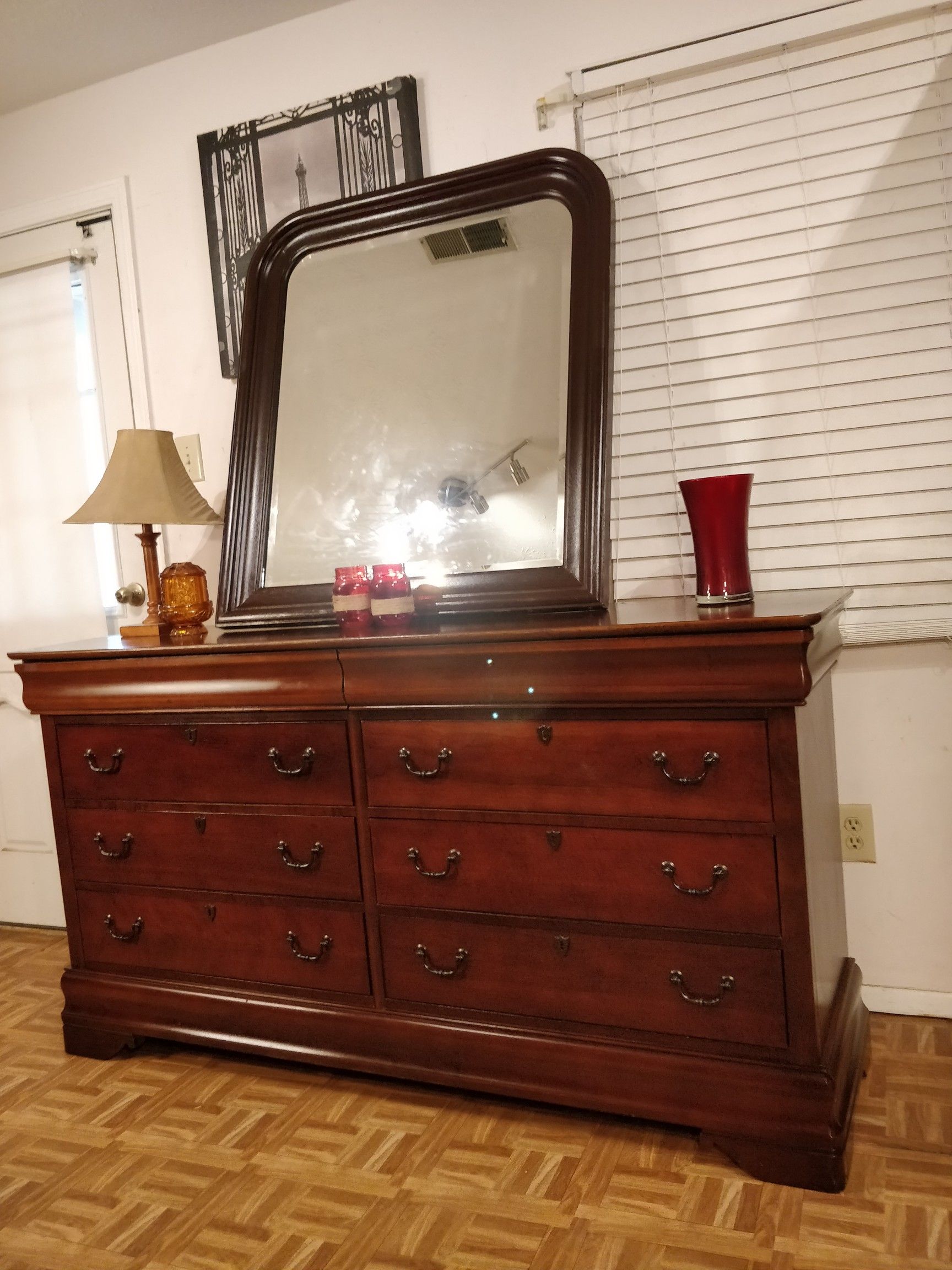 Nice big BROYHILL dresser with 8 drawers and big mirror in great condition all drawers working well dovetail drawers, Let